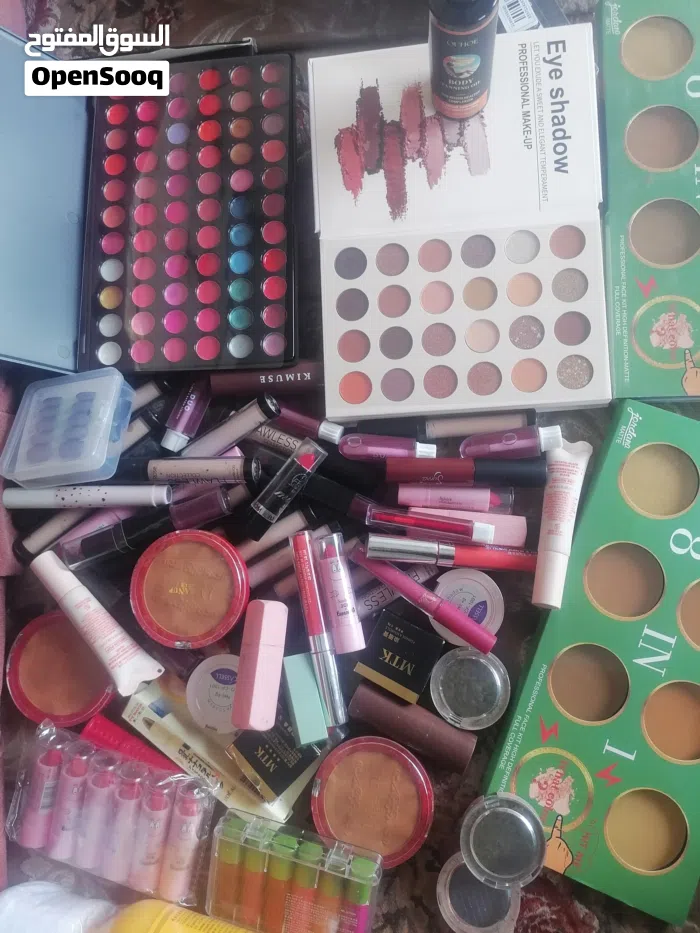 مرطب شفاه بألوان مختلفه