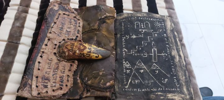 كتاب وحجرة يهودي قديم جدا