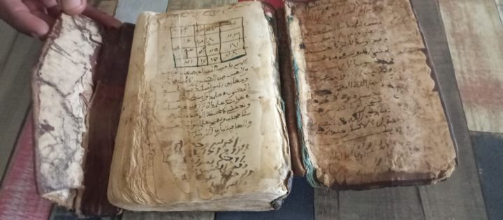 مخطوط قديم يدوي