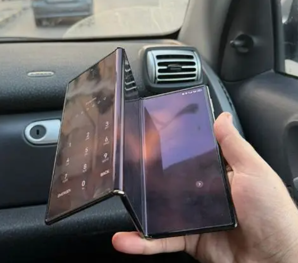 Huawei mate XT tri-fold