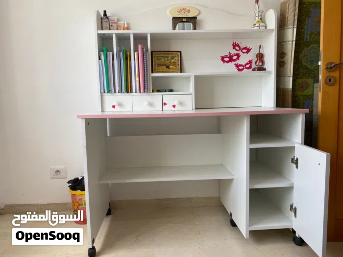 Bureau fille avec bibliothèque