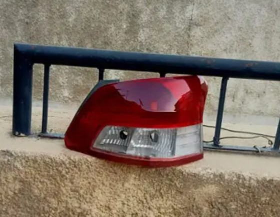 فانوس يمين خلفى