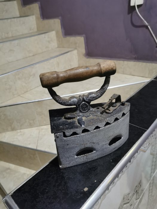 مكواة قديمة تشتغل بالفحم