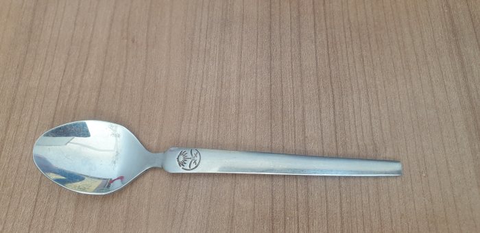 ملعقة منقوشة بشعار المملكة