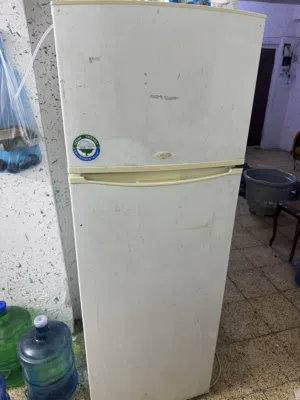 ثلاجة للبيع بحالة جيدة