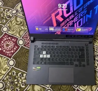 لابتوب ⁦⁦Radeon⁩⁩ مستعمل استعمال قليل