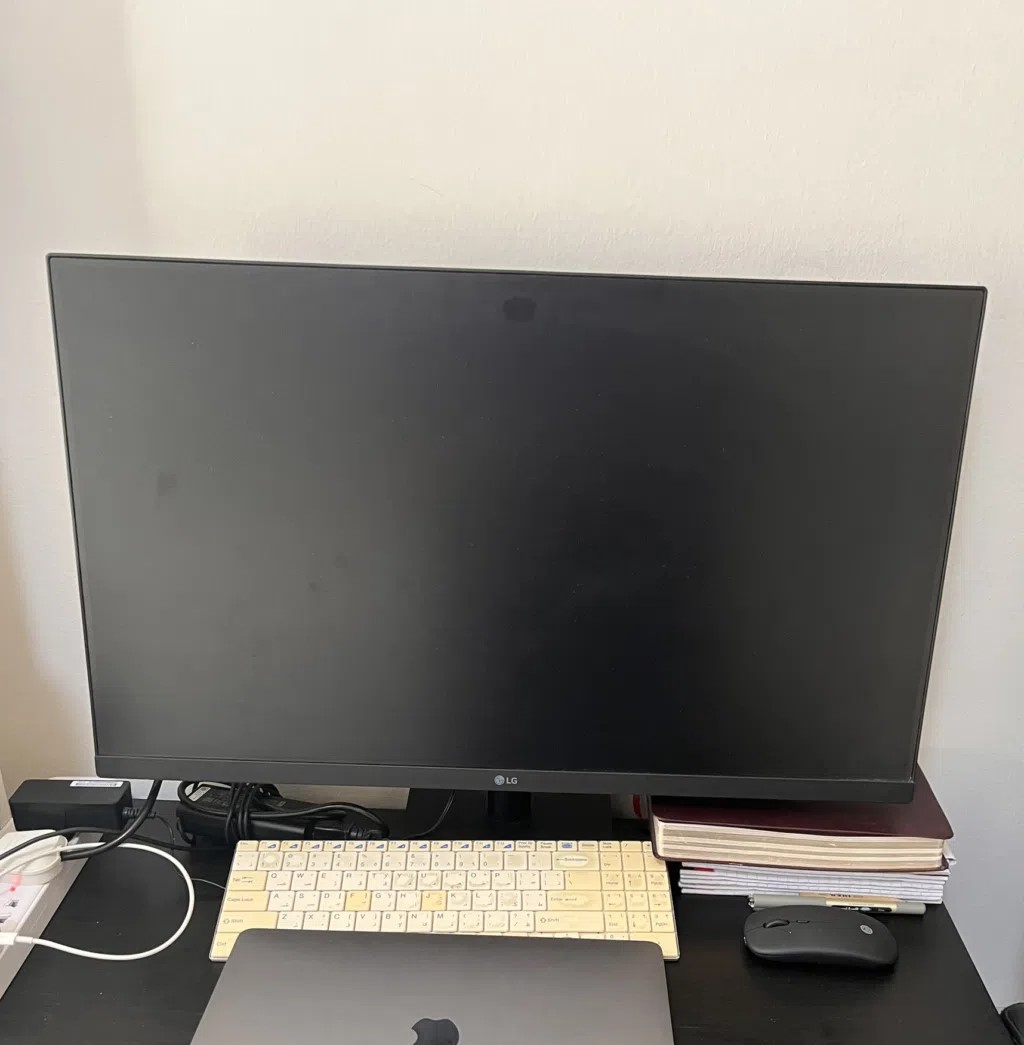 27” LG monitor inالوكرة excellent condition for sale