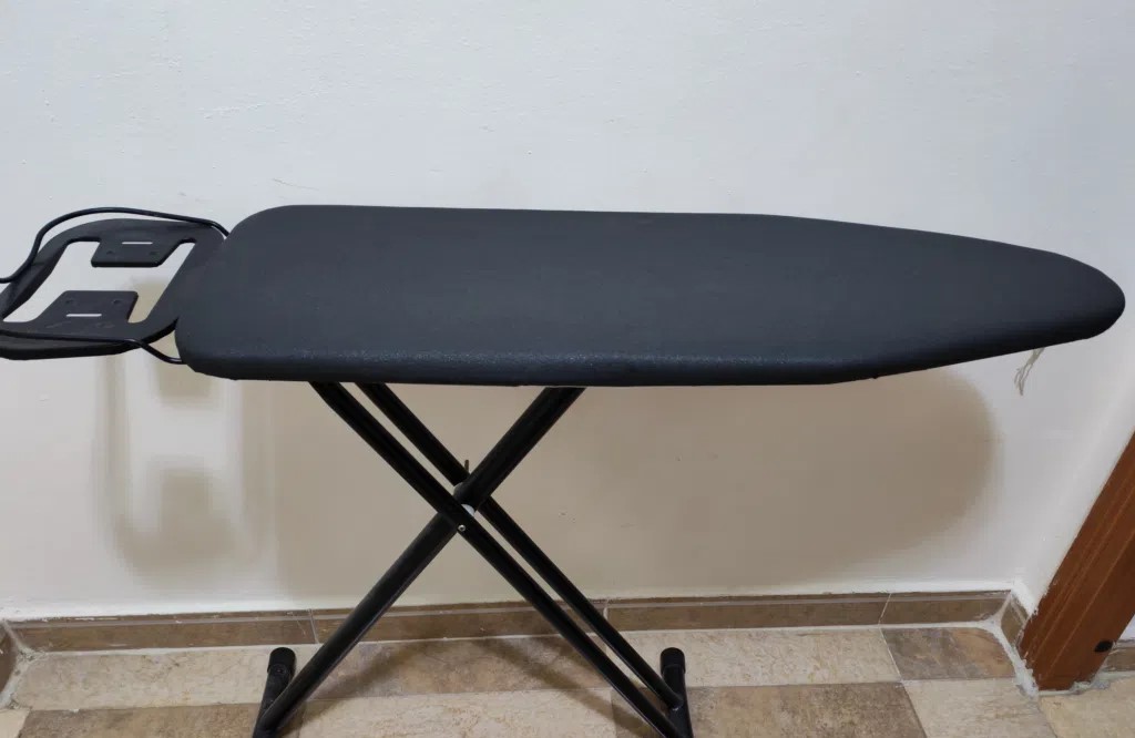 طاولة كوي ⁦⁦iron⁩⁩ ⁦⁦table⁩⁩ مستعمله للبيع في الوكره