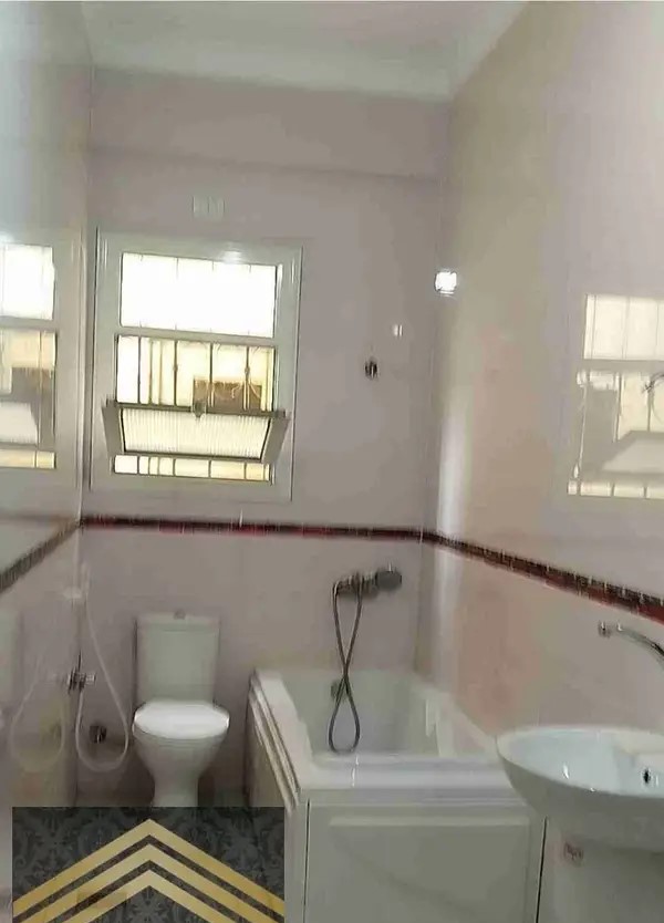 شقه بفيلا مؤمنه يوجد حارس وموقع ممتاز للايجارمدينة الشروق