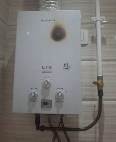 سخان اريستون ⁦⁦6⁩⁩ لتر بمدخنه
