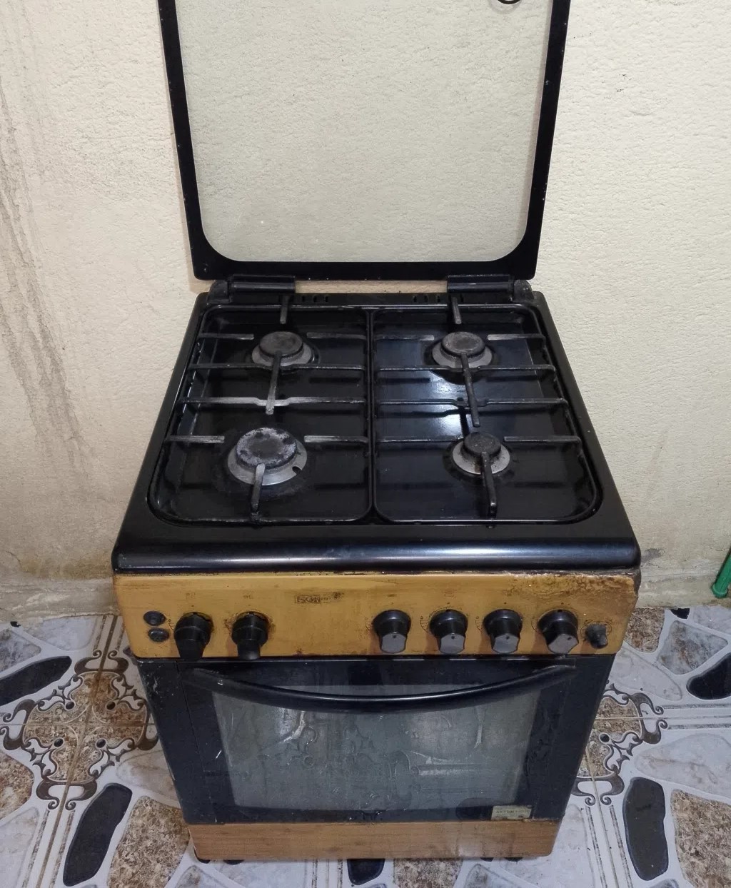 طباخ مستعمل شغال ⁦⁦4⁩⁩ اعيون وفرن شغالات البصره