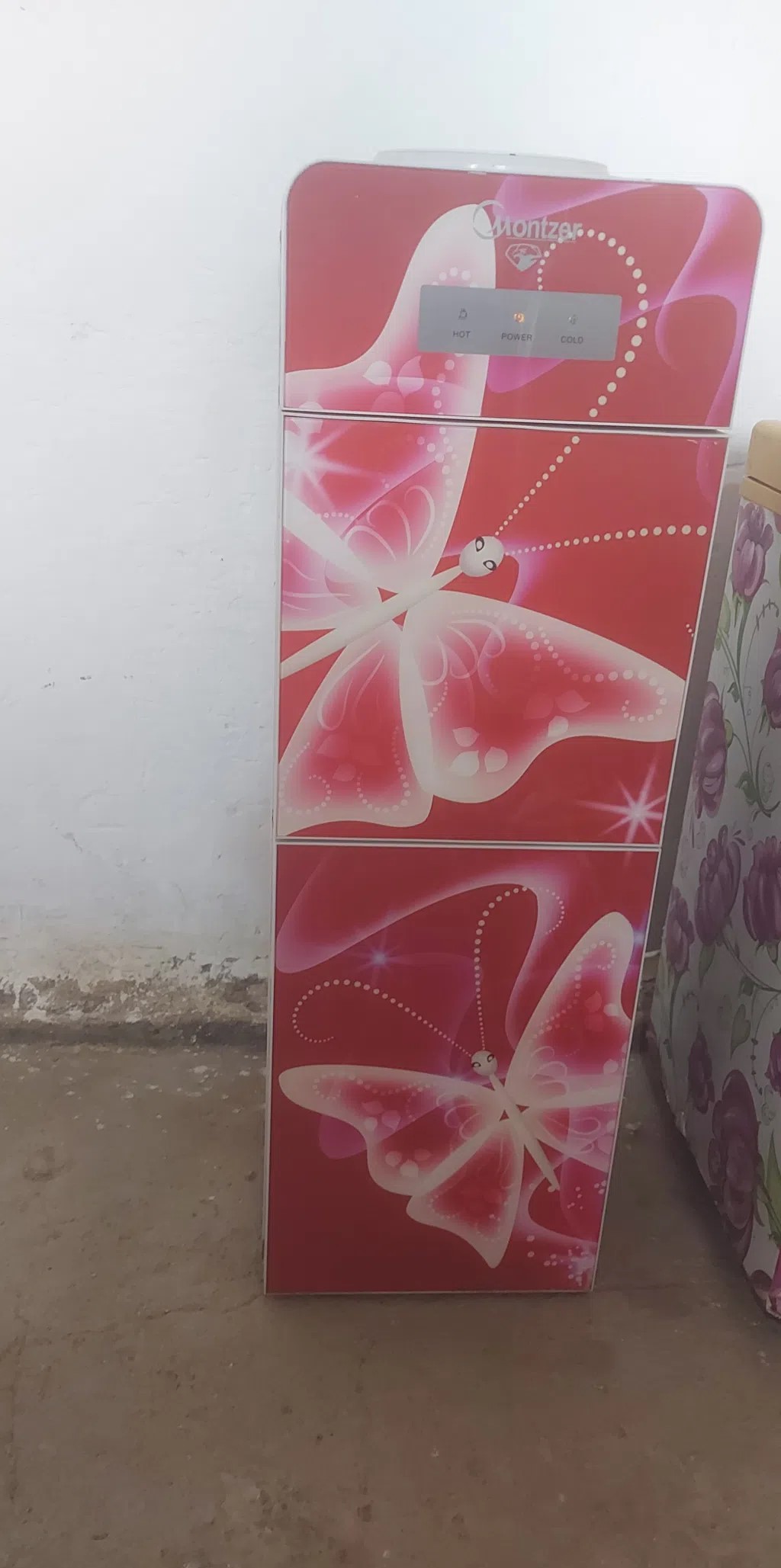 براد للبيع السعر ⁦⁦100⁩⁩ وبي مجال البصره
