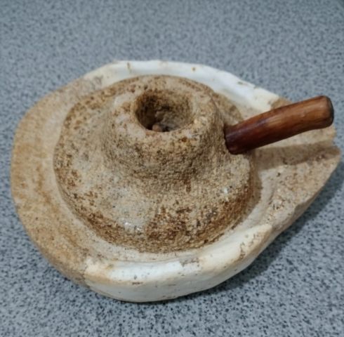 آلة طحن زيت ارغان وهي آلة عريقة