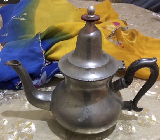 براد قديم متوسط الحجم مصنوع من الرصاص
