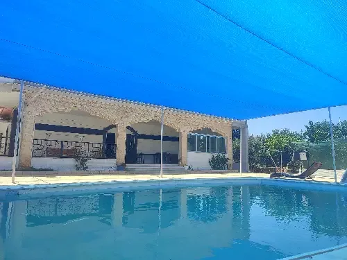 مزرعة مع فيلا للبيع في حمص