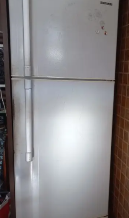 barad hitachi/ fridge for sale in beirut