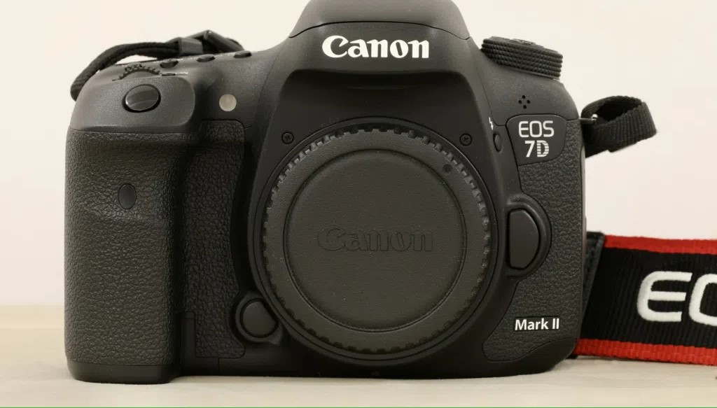 كاميرا ⁦⁦DSLR⁩⁩ ⁦⁦Canon⁩⁩ للبيع : كانون ⁦⁦7D⁩⁩ ⁦⁦Mark⁩⁩ ⁦⁦II⁩⁩ مع معدات التصوير ادناه فى بغداد