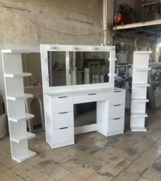 New mackup Table for sale in Chekka Batroun