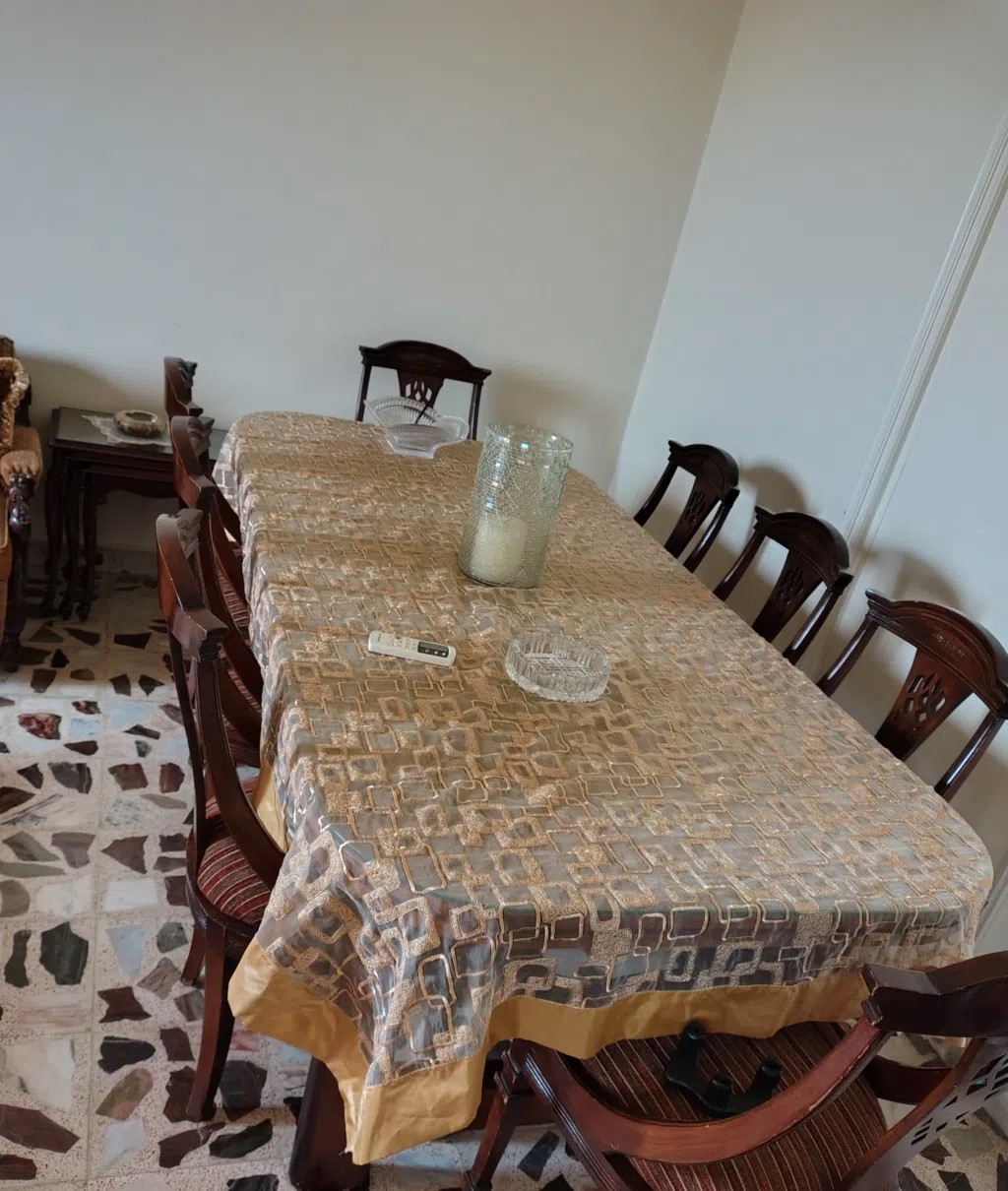 طاولة سفرة مع ⁦⁦8⁩⁩ كراسي. خشب جوز للبيع في عاليه
