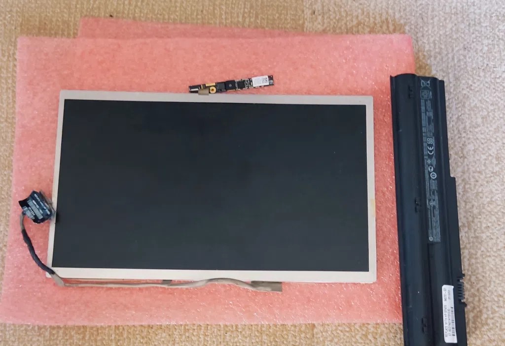 شاشة لاب توب ⁦⁦hp⁩⁩ ⁦⁦mini⁩⁩ / بطارية اصليه للبيع القاهرة