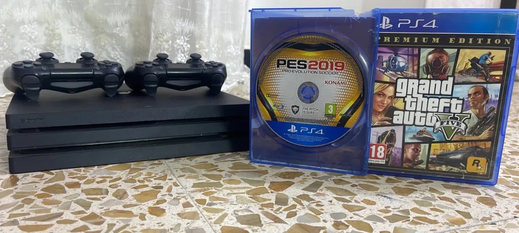 بلاستيشن ⁦⁦4⁩⁩برو تيرا .⁦⁦2⁩⁩جويستك مع قرص ⁦⁦gta⁩⁩ و بيس⁦⁦2019⁩⁩ فى بغداد