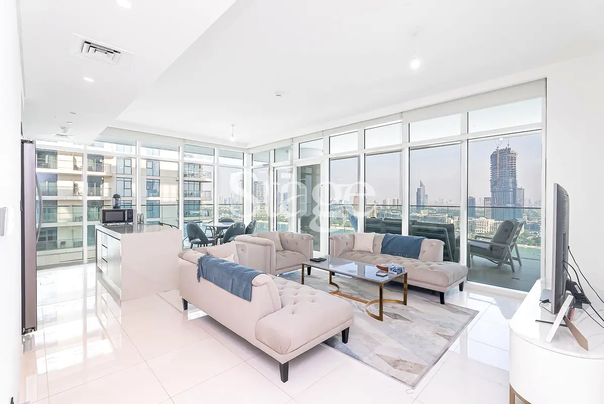Vacant | Corner Unit | Large Balcony للبيع فى دبى