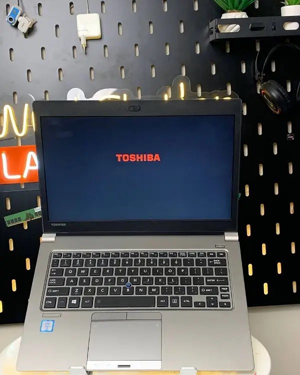 لاب اقتصادي شيك بطارية 5 ساعات core i5 جيل سادس وssd للبيع في القاهرة