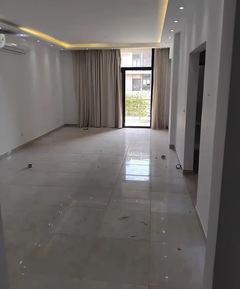 لسرعه البيع بسعر العقد القديم شقه تشطيب كامل بالتكيفات والمطبخ-المراسم فيفث سكوير التجمع الخامس جاهزه للسكن