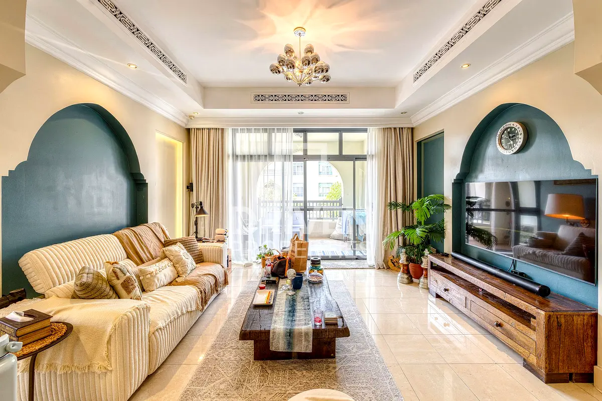 Spacious with Study Room | Burj Khalifa View فى دبى
