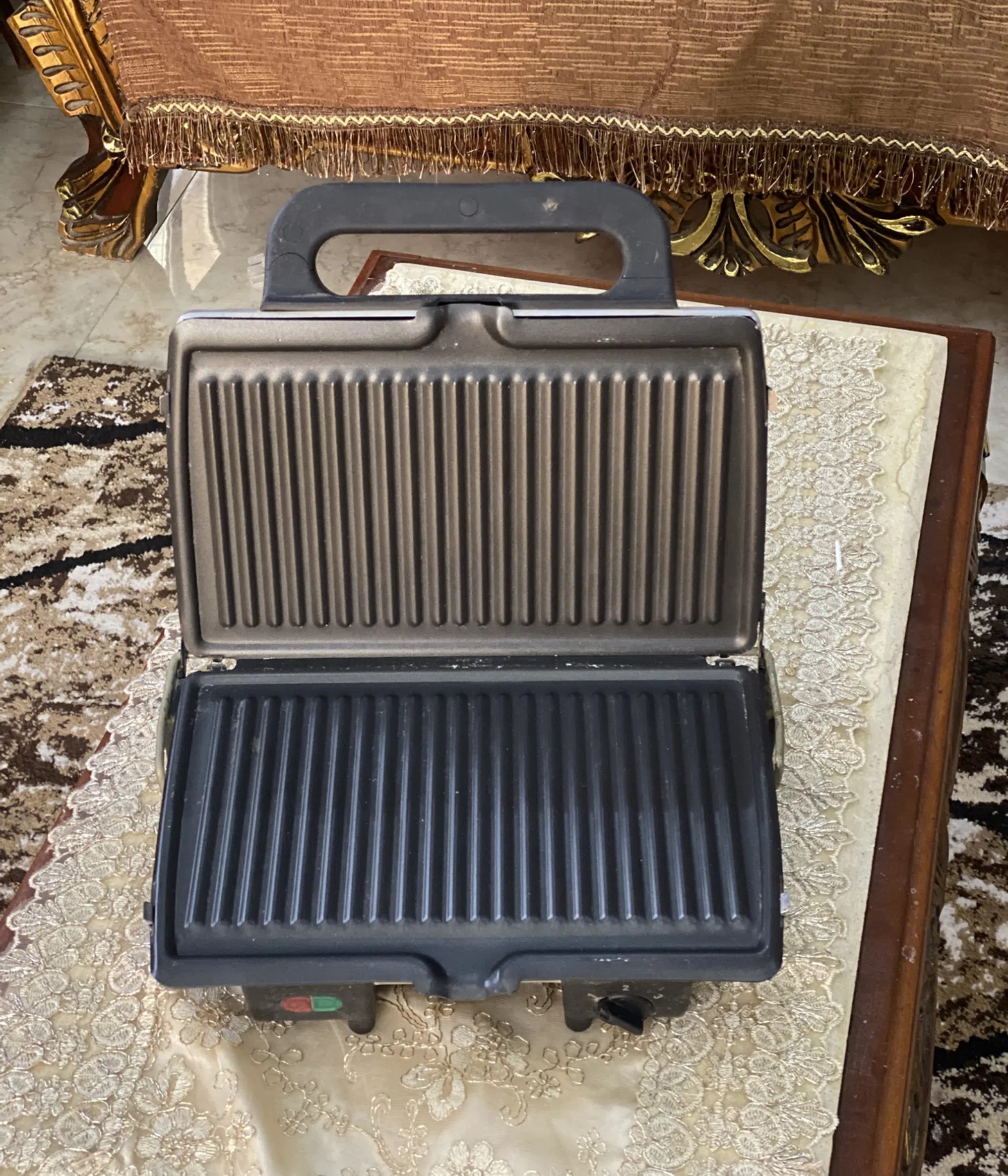 الجهاز هو شواية كهربائية (⁦⁦Grill⁩⁩) من ماركة تيفال (⁦⁦Tefal⁩⁩)، وتحديداً موديل ⁦⁦Ultracompact⁩⁩ ⁦⁦Grill⁩⁩. للبيع القاهرة