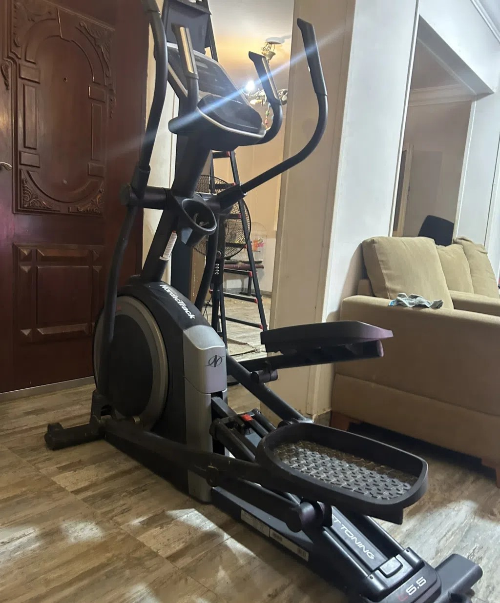 ⁦⁦NordicTrack⁩⁩ ⁦⁦C⁩⁩ ⁦⁦5.5⁩⁩، وهو جهاز أوربتراك (⁦⁦Elliptical⁩⁩) للبيع الجيزة