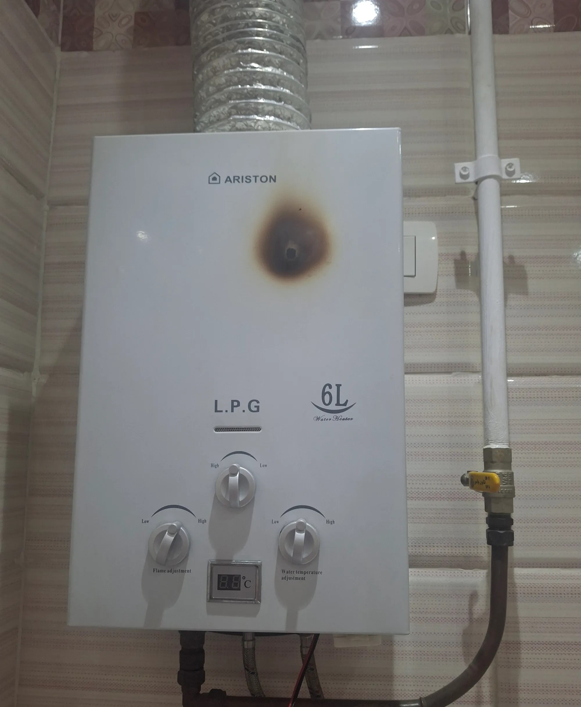 سخان اريستون ⁦⁦6⁩⁩ لتر بمدخنه للبيع الإسكندرية