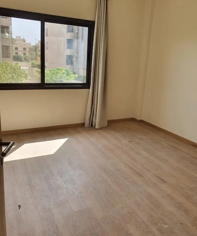 شقة للإيجار بالتكييفات والمطبخ في فيفث سكوير
