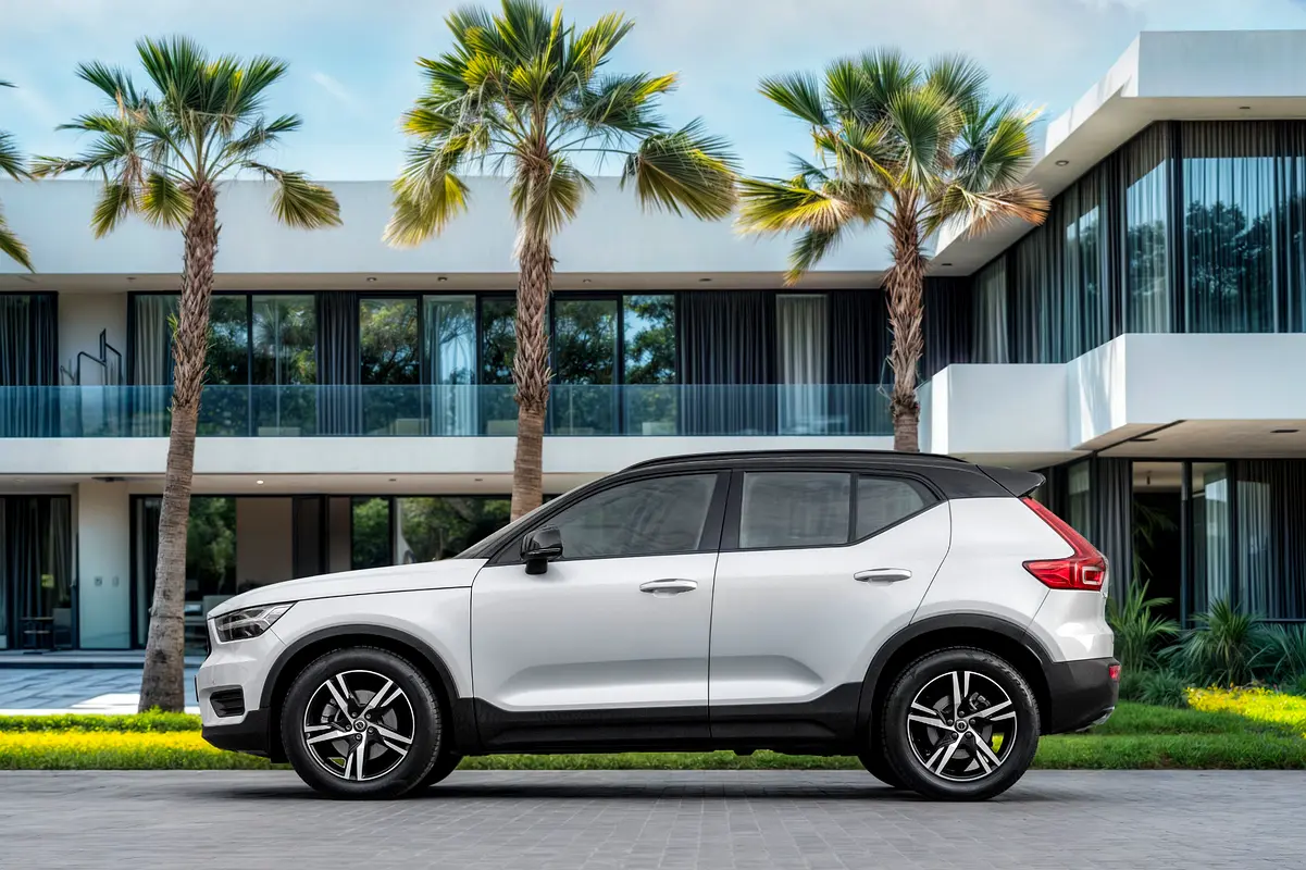 Volvo XC40 T4 R Design 2022 للبيع فى دبى